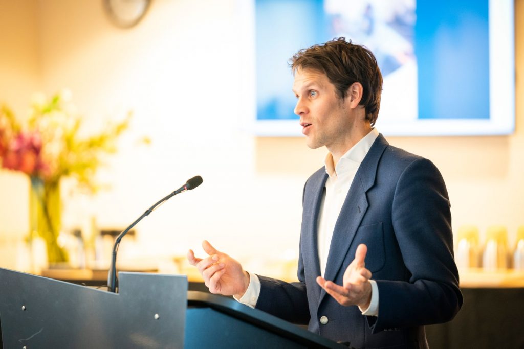 Joost Breeksema spreekt de zaal toe over de huidige stand van zaken rond de therapeutische toepassing van psychedelica. Foto: UMCG