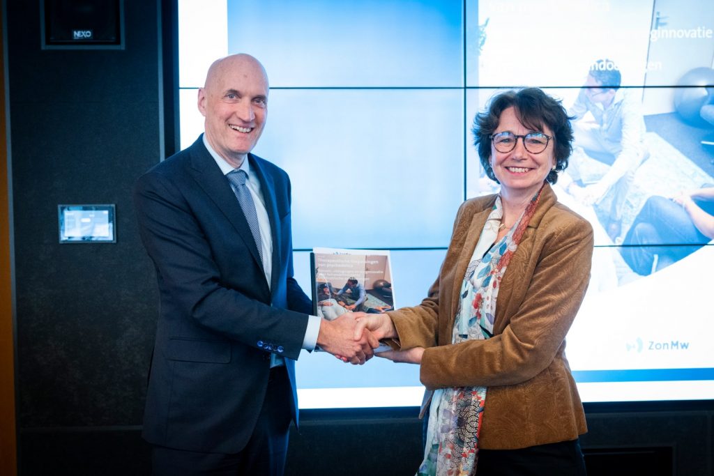 Minister Ernst Kuipers ontvangt het rapport van Véronique Timmerhuis, algemeen directrice ZonMw. Foto: UMCG