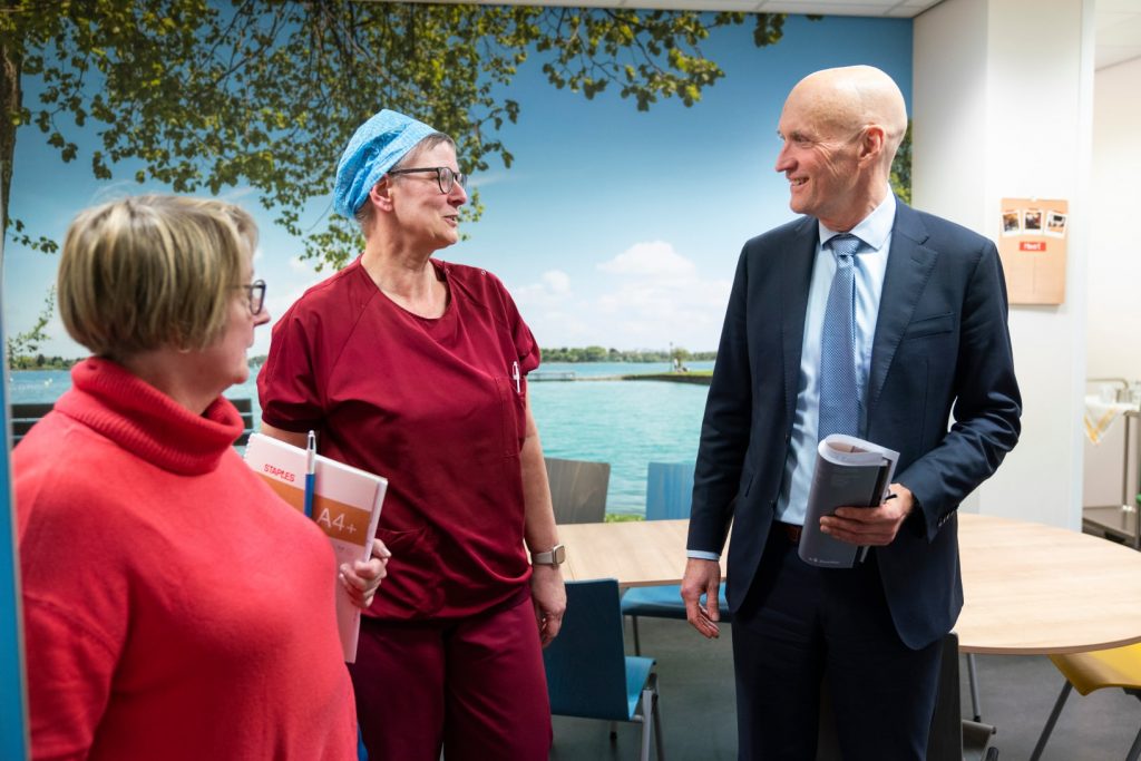 Minister Ernst Kuipers spreekt met zorgverleners van het UMCG. Foto: UMCG