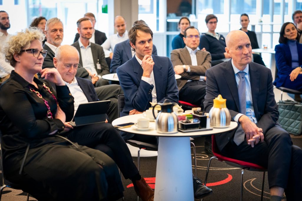 Joost Breeksema, directeur Stichting OPEN, (midden) en minister Ernst Kuipers (rechts) tijdens de presentatie van het rapport. Foto: UMCG
